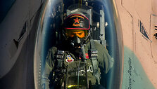 Viskas turi būti kuo arčiau realybės. &bdquo;F-16 Fighting Falcon&ldquo; pilotas pasidabinęs prie&scaron;ininko atributika