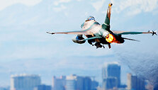 &bdquo;Agresoriaus&ldquo; naikintuvas F-16 kyla į orą Nevados valstijoje 