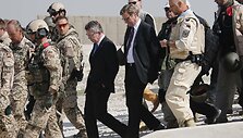 Vokietijos gynybos ministras Thomas de Maiziere (centre kairėje) ir užsienio reikalų ministras Guido Westerwelle (centre de&scaron;inėje) Kunduze
