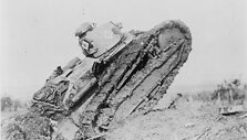 Tankas &bdquo;Renault FT 17&ldquo; įveikia griovas