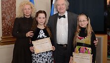 Jaunosios pianistės Vaiva Mitkutė ir Marija Gu&scaron;čiūtė su mokytoja ir komisijos pirmininku