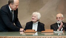 Premjeras Andrius Kubilius sveikina valstybine Jono Basanavičiaus premija apdovanotus Vitalį Pranci&scaron;kų Stepulį ir Živilę Antaniną Mačionienę