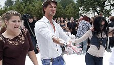 Projekto &bdquo;Kviečiu &scaron;okti&ldquo; dalyviai Erika Vitulskienė, Andrius Butkus ir kiti prisistatė sostinės centre vykusiame putų vakarėlyje