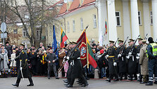 Vidurdienį Simono Daukanto aik&scaron;tėje prie&scaron; prezidentūrą tradici&scaron;kai buvo i&scaron;kilmingai pakeltos trijų Baltijos valstybių vėliavos.
