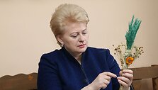 Prezidentė su tautodailininkėmis pynė verbas.