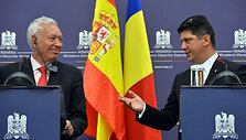 Rumunijos ministras Titus Corlateanas (de&scaron;inėje)