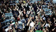 Reformų &scaron;alininkas Arefas pasitraukė i&scaron; Irano prezidento rinkimų kovos.