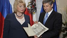 Rusija grąžina Austrijai Esterhazy biblioteką.
