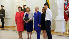 Valstybės dienos proga prezidentė Dalia Grybauskaitė skyrė ordinus ir medalius