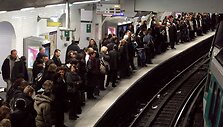 Žmonės laukia traukinio