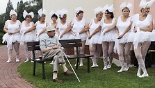Pensionato vyri&scaron;kis mėgavosi &scaron;okiu i&scaron; arčiau.