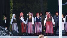 I&scaron; įvairių Lietuvos miestų. Kurortą, kaip ir sezono atidarymo dieną, užliejo kapelų muzika.  