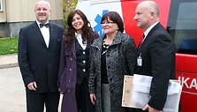KAM ministras Juozas Olekas, dainininko sesuo ir labdaros fondo įkūrėja Deimantė Janavičiūtė bei motina. 