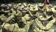 Vietinis pardavinėja sieros gabalus, i&scaron;gautus i&scaron; vulkaninio Kawah Ijen ežero.
