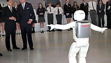 Humanoidas robotas &bdquo;Asimo&ldquo; demonstruoja savo gebėjimus princui Charlesui.