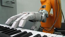 Muzikalus robotas mokantis groti pianinu.