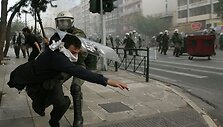 Atėnų policininko smūgis demonstrantui