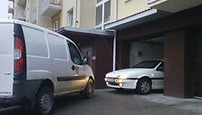 Užstatytas garažas. lengvasis automobilis bando i&scaron;važiuoti...