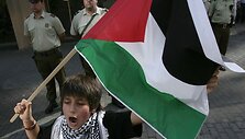 Čilėje palestinietis berniukas taip pat protestuoja prie Izraelio ambasados 