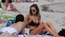 Lindsay pasipuo&scaron;usi juodu bikiniu