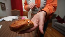 Krizės i&scaron;tikti žmonės stovi eilėse prie maisto davinio.