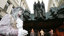Gatvės teatras - tai mobili, didelių sąlygų pasirodymams nereikalaujanti meno forma, jungianti  įvairius žanrus.