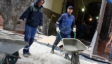 &Scaron;iuo metu Kauno arkikatedroje bazilikoje ir jos prieigose visu pajėgumu plu&scaron;a statybininkų komanda. 