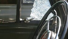 Užpuolikas savo automobiliu judrioje sankryžoje įlėkė į grupę žmonių. 