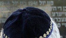 Vakar minint Lietuvos žydų genocido dieną politikas merijos koridoriais vaik&scaron;čiojo ant pakau&scaron;io užsidėjęs jarmulką.