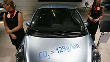 Automobilių gamintojams teks dar labiau mažinti ter&scaron;alų i&scaron;metimą. 