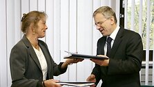Smulkiojo ir vidutinio verslo plėtros paramos sutartį vakar pasira&scaron;ė E.Srejber ir R.&Scaron;adžius. 