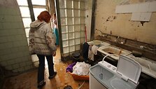 Tuo pačiu unitazu ir du&scaron;u naudojasi apie 40 bendrabučio gyventojų. Čia maudomi ir mažamečiai vaikai. 