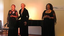 Susirinkusiems koncertavo Trys panteros: dainininkės Rasa Juzukonytė, Raimonda Tallat-Kelp&scaron;aitė, Nomeda Vitkauskaitė.