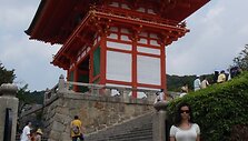 Prie dailių japonų &scaron;ventyklų nuolat zuja turistai i&scaron; Japonijos ir užsienio.
