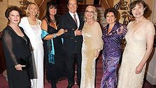 Po daugelio metų susitiko ponas Džeimsas Bondas &ndash; Rodgeris Moore`as ir jo eksmerginos, aktorės (i&scaron; kairės): Zena Marshall, Tania Mallet, Caroline Munro, Shirley Eaton, Eunice Gayson ir Madeline Smith.