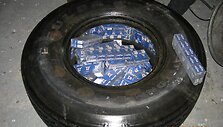 Automobilio ratuose rastos cigaretės.