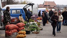 Ūkininkų turguje savo derliumi ir gaminiais prekiauja ūkininkai i&scaron; visos Lietuvos. Daugiausia &ndash; i&scaron; Kauno apskrities.
