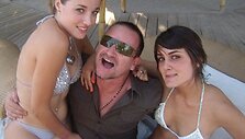 &bdquo;Facebook&ldquo; paskelbtose nuotraukose matoma, kaip dainininkas Bono linksminasi su dviem vien bikiniais vilkinčiomis studentėmis.