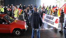 Prancūzijos &bdquo;Sandouville Renault&ldquo; gamyklos darbuotojai protestuoja prie&scaron; laikiną gamybos uždarymą. 