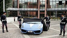 Naujieji &bdquo;Lamborghini&ldquo; modeliai pakeitė prie&scaron; tai Italijos pareigūnams tarnavusius &bdquo;senukus&ldquo; - 2004-ųjų gamybos &bdquo;Lamborghini Gallardo&ldquo; automobilius. 