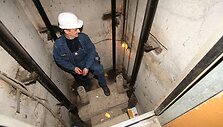 Kasdien į devintą auk&scaron;tą priverstus lipti daugiabučių gyventojus valdininkai ragina atsisakyti paslaugų neteikiančios bendrovės.