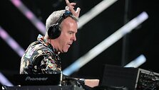 Fatboy Slim pajuto, kad alkoholio vartojimas kelia bėdų.