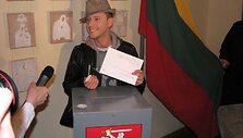 Sasha Son(g) pilietinę pareigą atliko Maskvoje.
