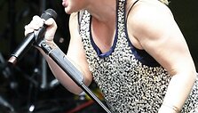 Kelly Clarkson &scaron;iandien atrodo sustambėjusi.
