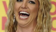 Grupė vaikinų panoro aplenkti Britney Spears.