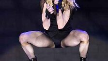 Net suklupusi Madonna sugebėjo i&scaron;sisukti.