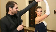 Mantas Petru&scaron;kevičius demonstruoja &bdquo;Mis Lietuva 2008&ldquo; Gabrielės Martirosianaitės apdarą. Ji &ndash;  viena stilingiausių vakaro dalyvių.