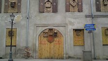 Remontuojamas namas Kėdainių senamiestyje periodi&scaron;kai keičia langų &bdquo;parodą&ldquo;. &Scaron;įkart jie i&scaron;puo&scaron;ti spalvotomis sagomis.