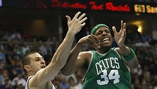 L.Kleiza dėl kamuolio kovoja su Bostono ekipos lyderiu P.Pierce'u.
