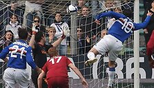 Vienas i&scaron; dviejų &bdquo;Sampdoria&ldquo; taiklių smūgių į &bdquo;Roma&ldquo; vartus.